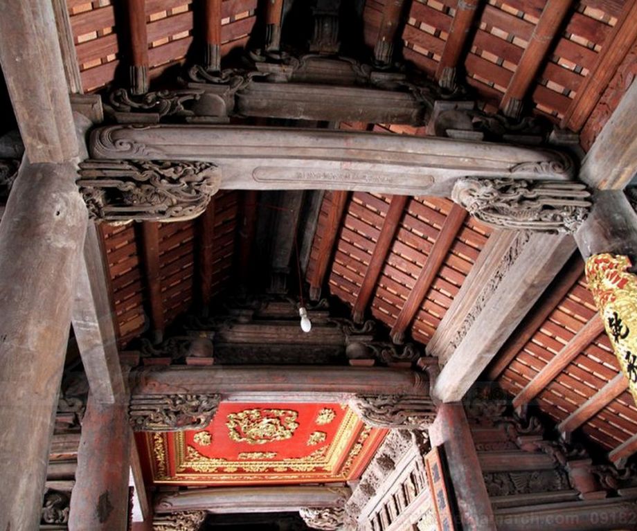 Ý nghĩa của chữ viết trên câu đầu nhà thờ họ